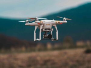 Pourquoi le drone de sécurité est une nouvelle réponse aux menaces physiques et numériques pour les PME